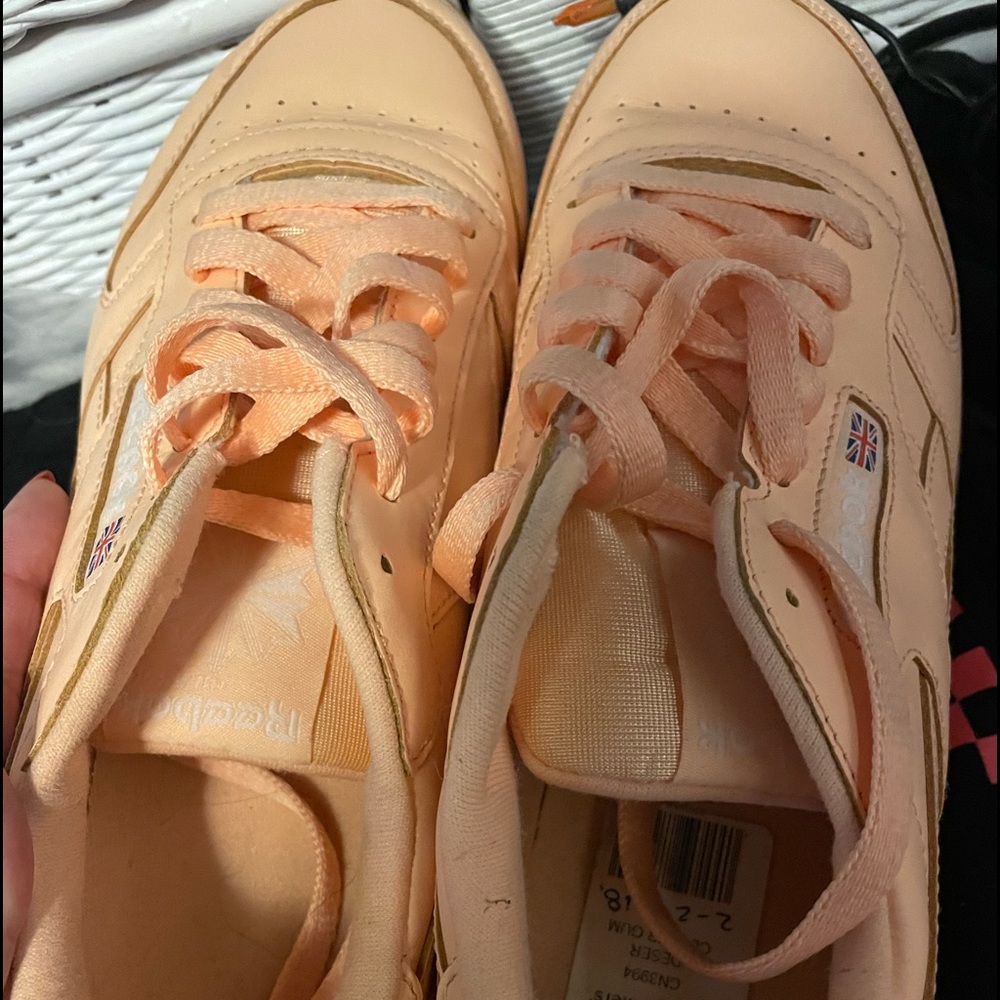 Women 8.5 peach Reebok